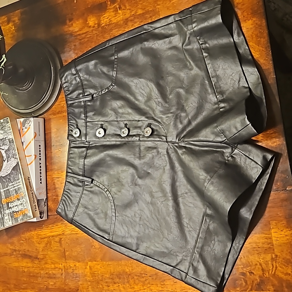Tiger Mist, XS, leather shorts